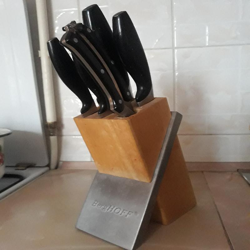 Zestaw noży kuchennych ze stojakiem