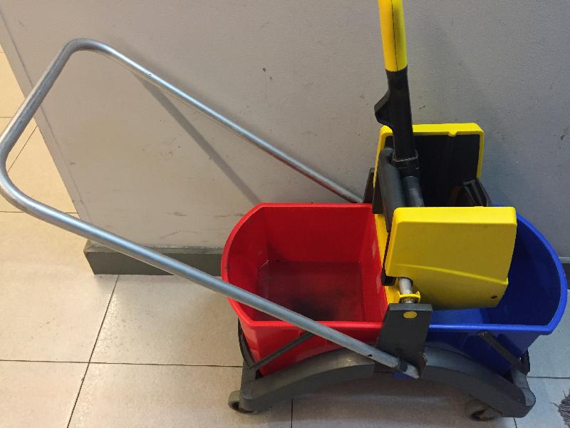 Mop z wiadrem na kółkach