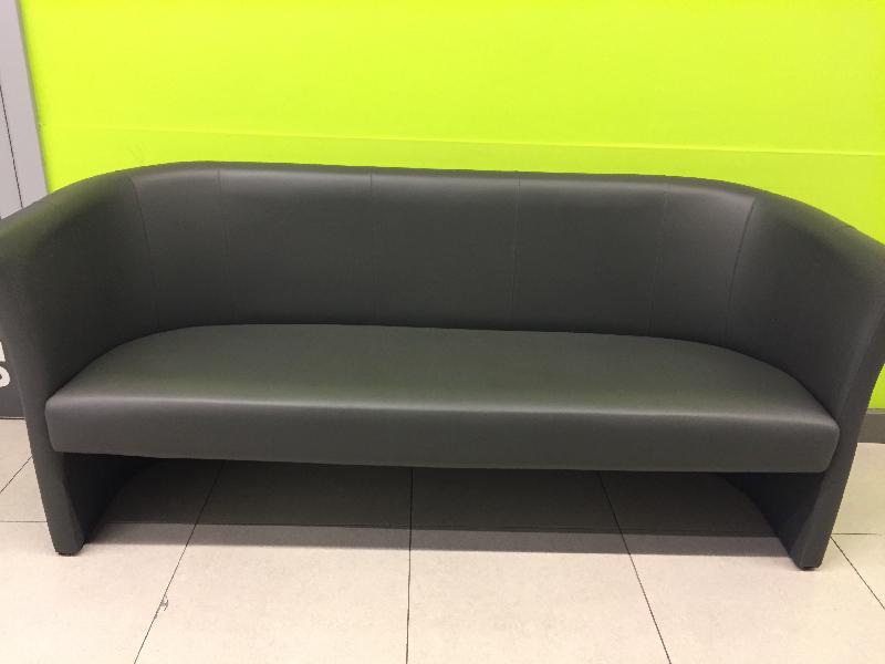 Sofa czarna ze skóry ekologicznej