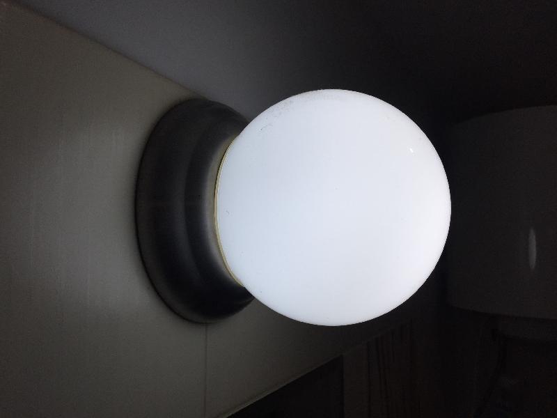 Lampa ścienna w kształcie kuli