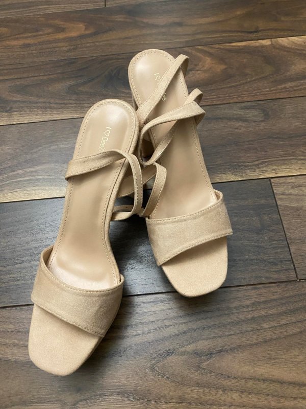 Buty na słupku - 01 Buty na słupku - 01