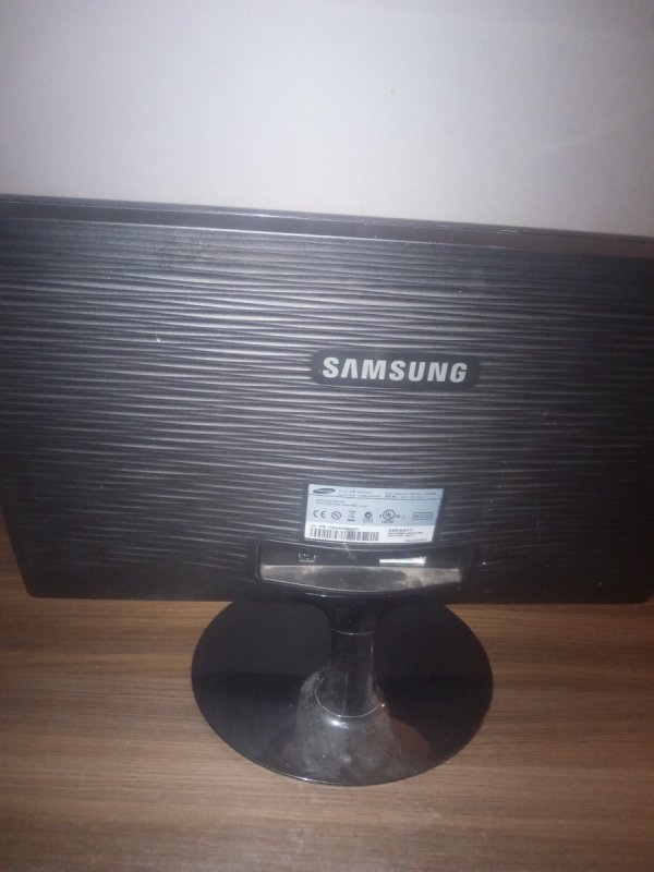Oddam monitor firmy Samsung - 01 Oddam monitor firmy Samsung - 01
