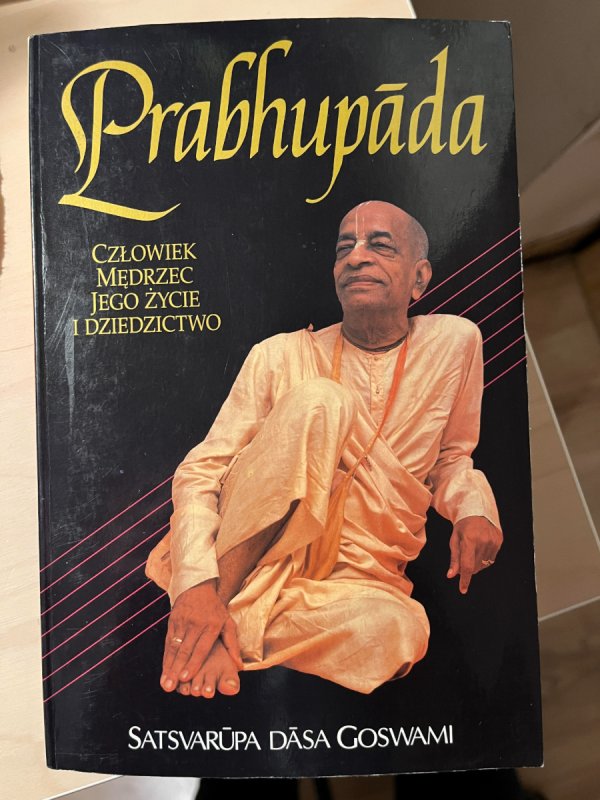 Oddam książkę Prabhupada. Człowiek mędrzec