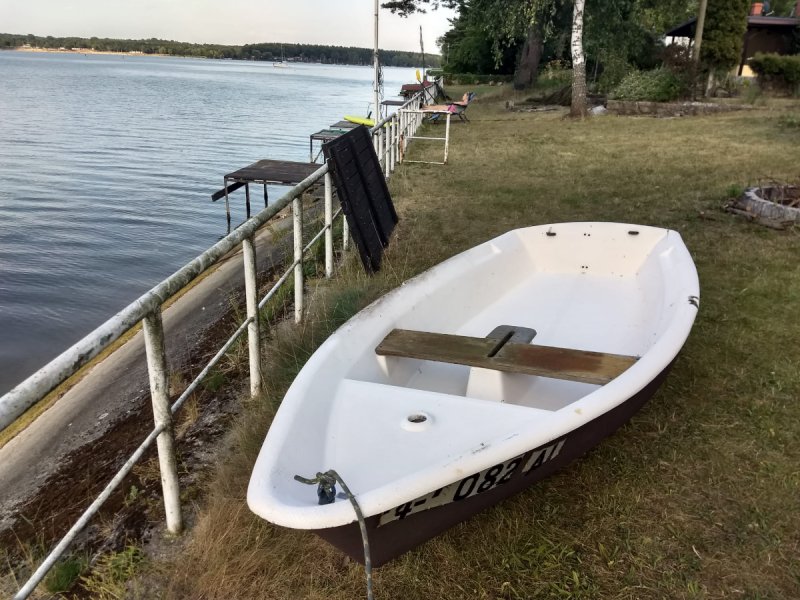 Sprzęt żeglarski: dwie deski surfingowe i łódka - 06 Sprzęt żeglarski: dwie deski surfingowe i łódka - 06