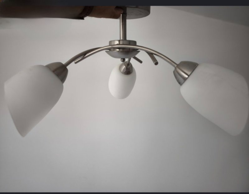 Lampa 3 kloszowa, jeden z kloszy ma ryse