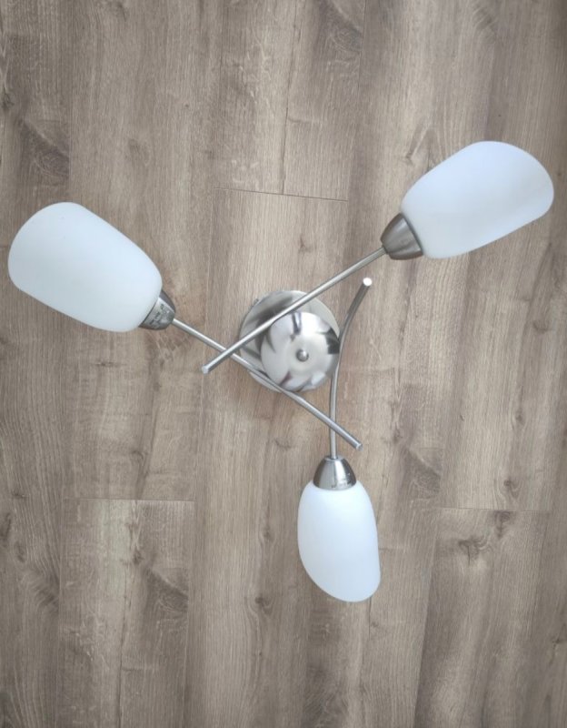 Lampa 3 kloszowa, jeden z kloszy ma ryse - 01 Lampa 3 kloszowa, jeden z kloszy ma ryse - 01