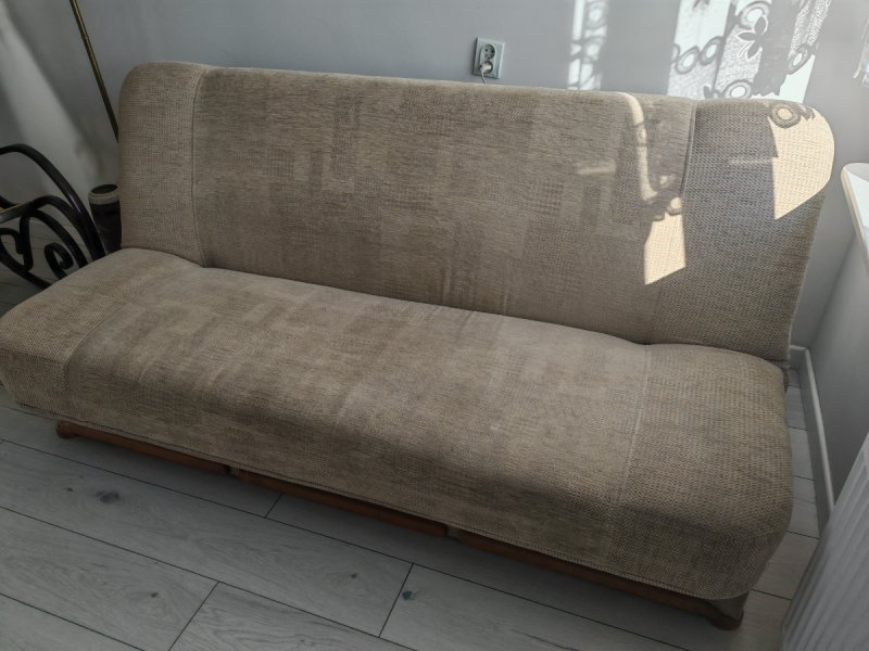 Wersalka rozkładana z pojemnikiem na pościel