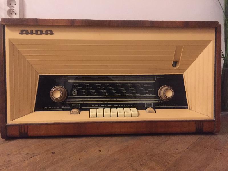 Zabytkowe radio polskie Aida z 1969 r.