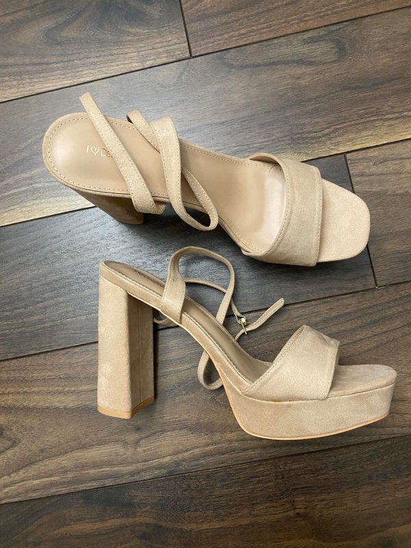 Buty na słupku