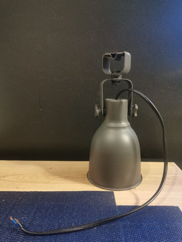 Lampa z możliwością przyczepienia do np. lustra