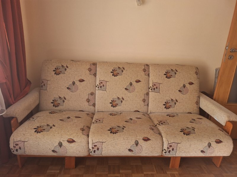 Kanapa, 2 fotele i 2 pufy