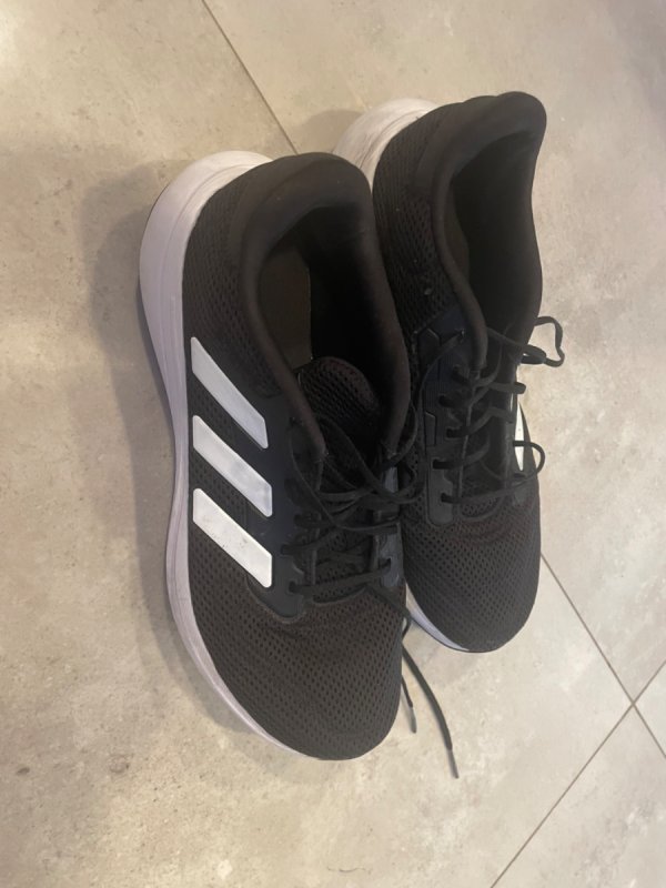 Oddam używane buty adidas