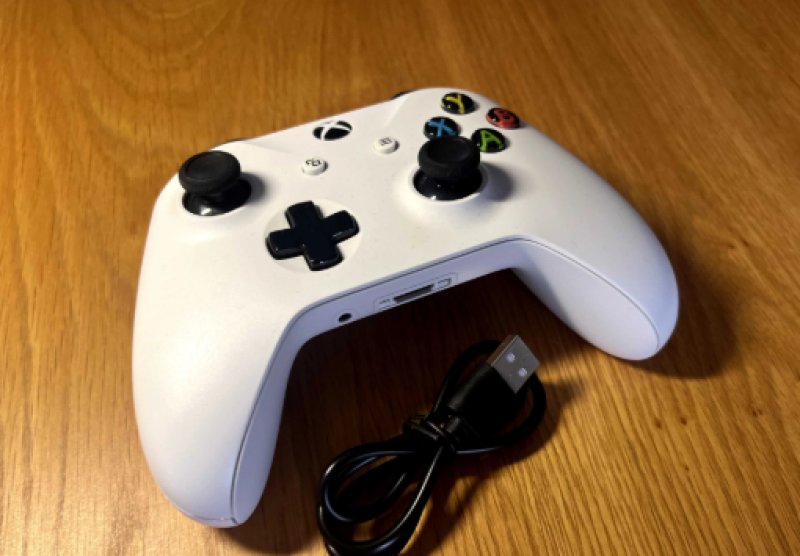 Oddam pada do xbox one s Biały