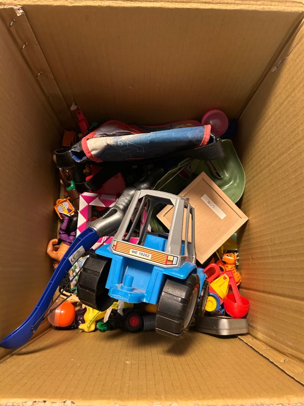 Oddam pudełko książek i zabawek - 02