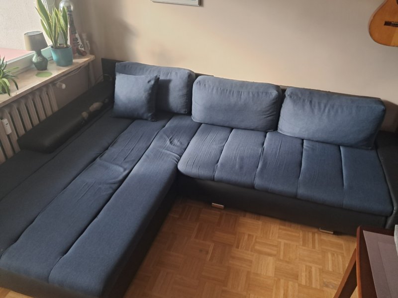 Duży narożnik z funkcją spania.