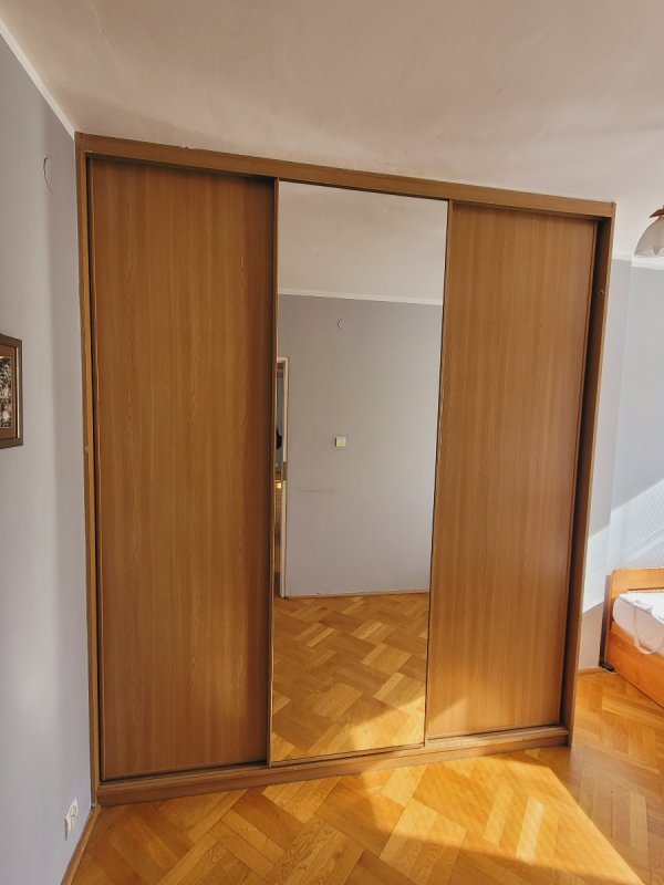 Używana szafa ubraniowa z przesuwanymi drzwiami