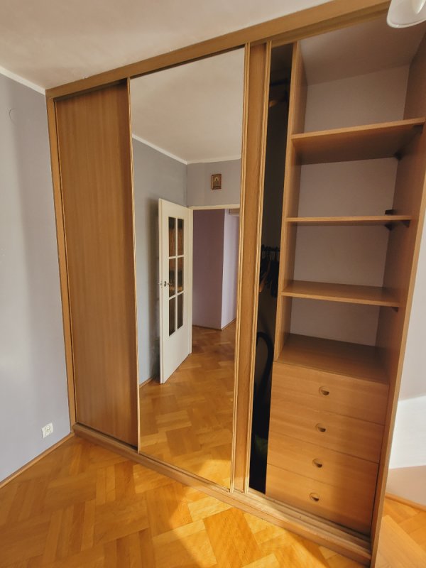 Używana szafa ubraniowa z przesuwanymi drzwiami - 03 Używana szafa ubraniowa z przesuwanymi drzwiami - 03