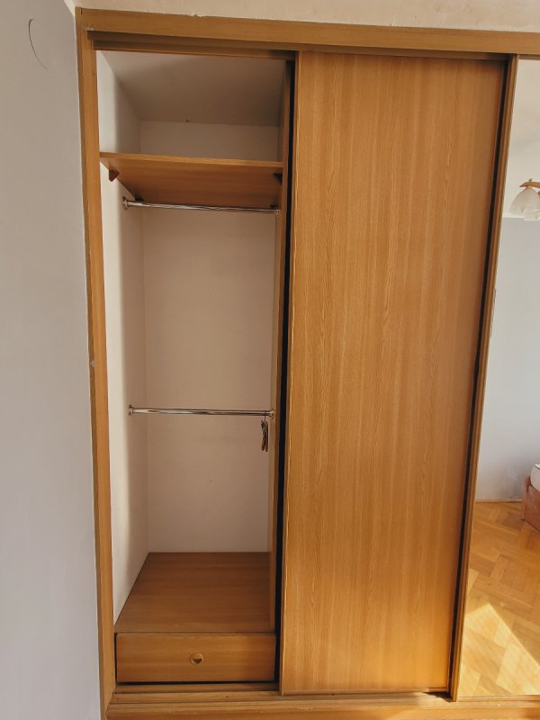 Używana szafa ubraniowa z przesuwanymi drzwiami - 04 Używana szafa ubraniowa z przesuwanymi drzwiami - 04