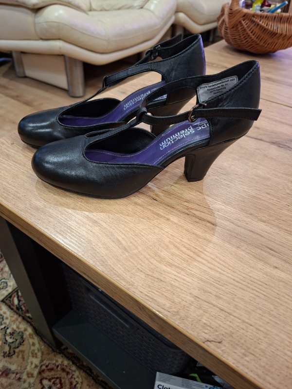 Buty damskie na obcasie 37 nowe - 01